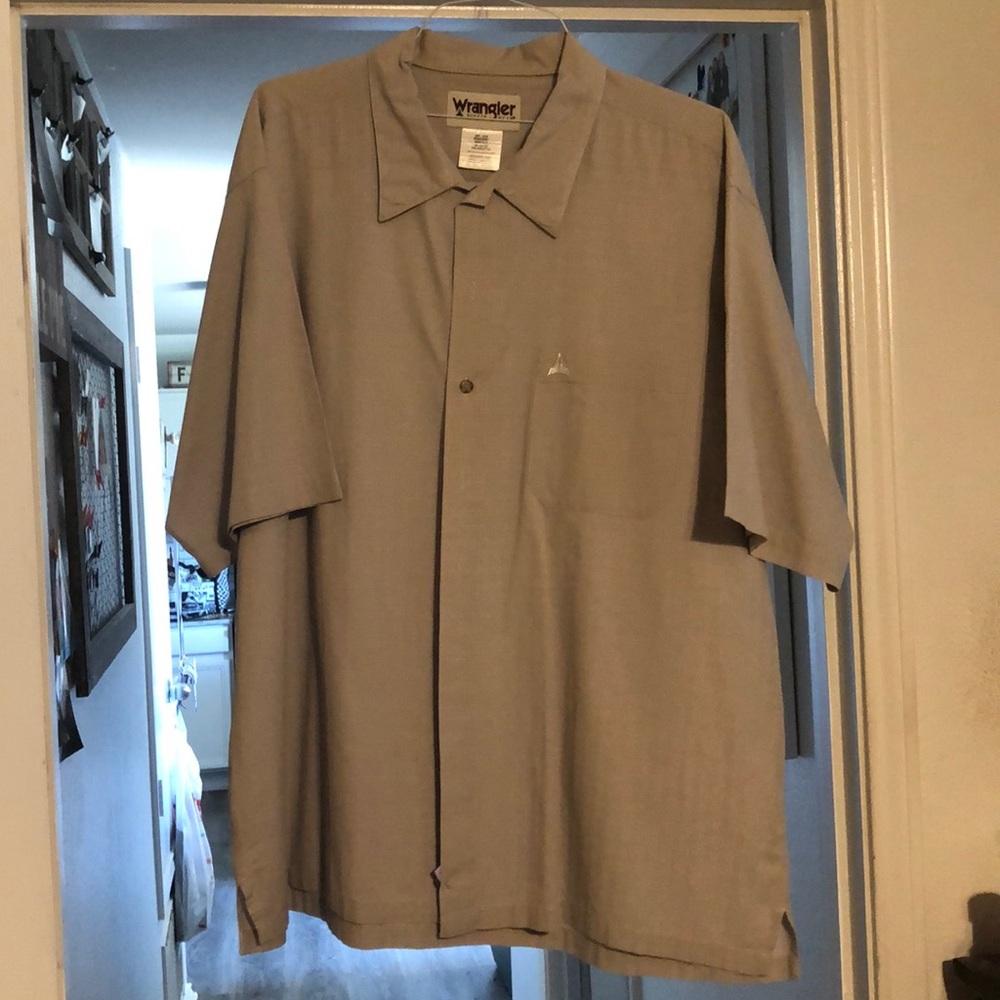 Men’s button down wrangler shirt